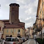 über die Via Gioberti mit seinen Palazzi aus dem 16. und 18.Jhr und der Torre Comunale (ältester Turm Vercellis)...