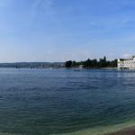 schönes Breitbildfoto mit Blick auf Konstanz mit Rheinbrücke und Bodensee