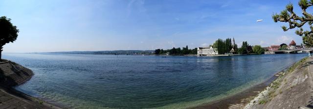 schönes Breitbildfoto mit Blick auf Konstanz mit Rheinbrücke und Bodensee