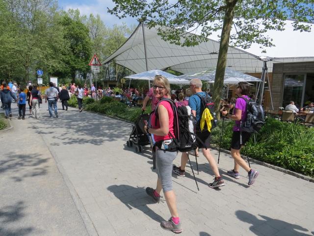 ein nicht endender Besucherstrom strömt in den Eingangsbereich der Insel Mainau