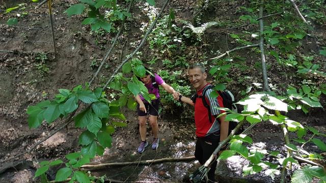 Evi beim Versuch einen Wildbach zu überqueren