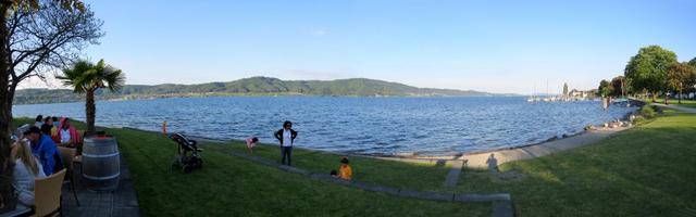 schönes Breitbildfoto mit Blick auf den Bodensee. Aufgenommen wärend dem sehr guten Nachtessen