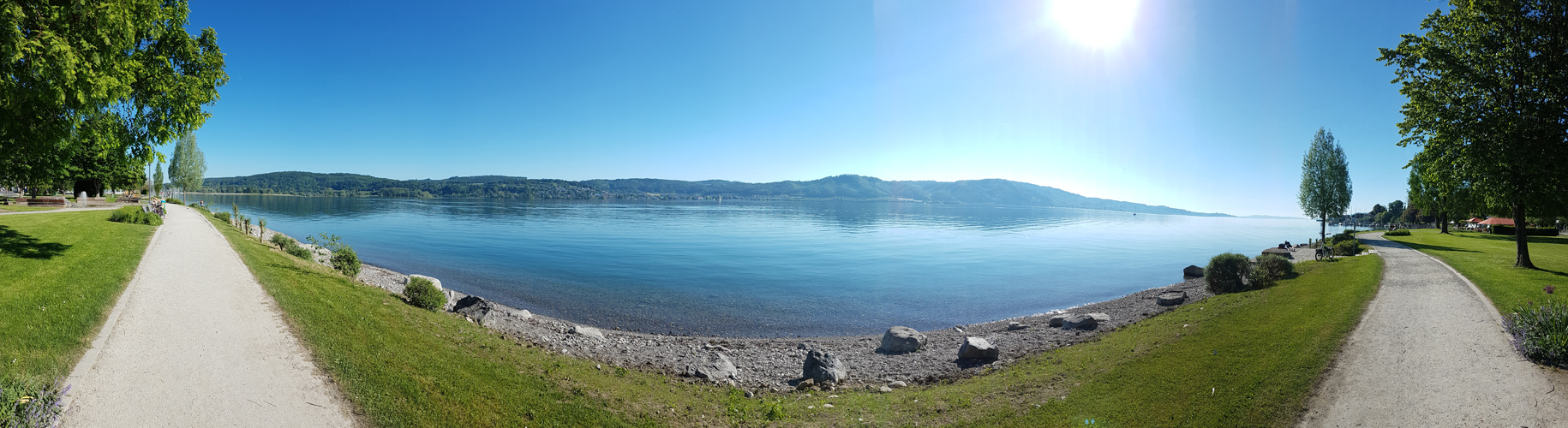 schönes Breitbildfoto mit Blick auf die andere Seite des Bodensee