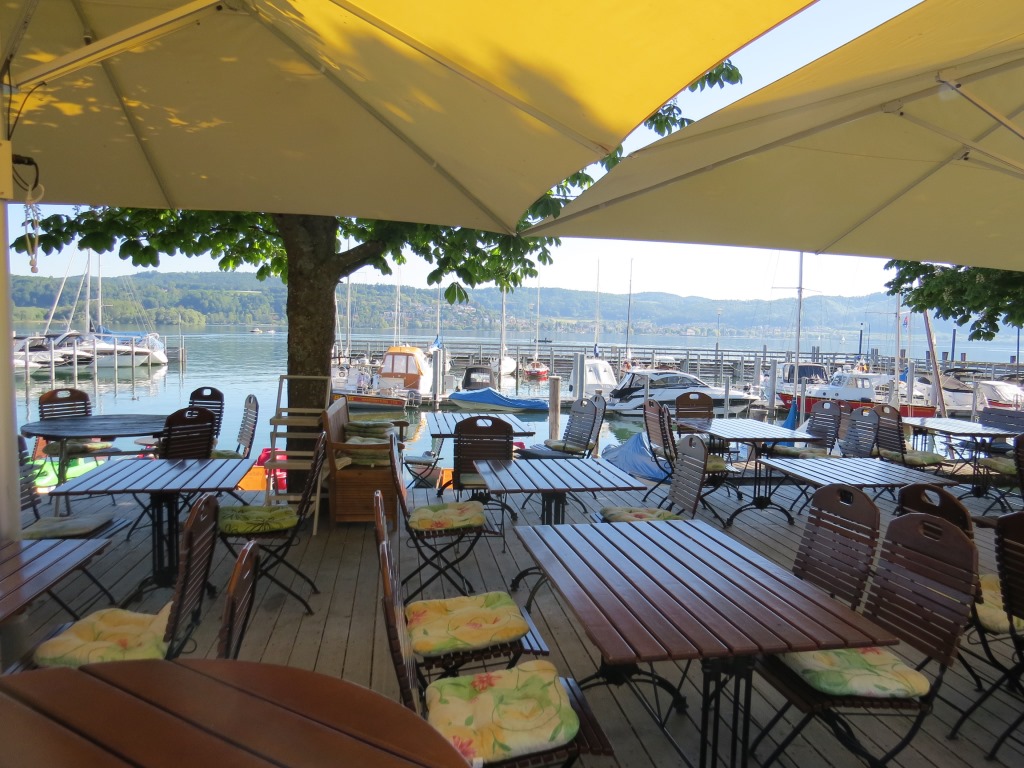 vorbei am schönen Restaurant Bootshaus Biergarten...