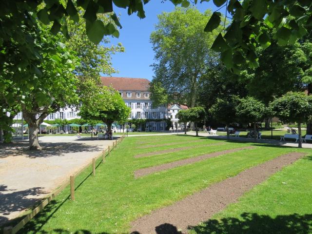 auf einer Bank im grossen Park von Überlingen haben wir die Mittagspause eingelegt