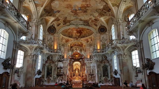 die Wallfahrtskirche wurde im 17.Jhr. erbaut und besitzt eine reiche barocke Ausstattung wie Stuckaturen, Altären und Skulpture