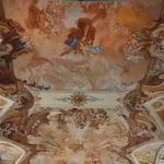 Erinnerungen an das Rokoko wecken die Malereien im Innenraum: Wunderbar detailliert und prächtig verzaubern sie die Besucher
