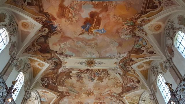 Erinnerungen an das Rokoko wecken die Malereien im Innenraum: Wunderbar detailliert und prächtig verzaubern sie die Besucher