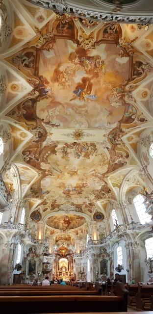 sehr schönes Breitbildfoto der Kirchendecke