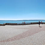 Breitbildfoto aufgenommen auf dem Kirchenplatz mit Blick auf den Bodensee