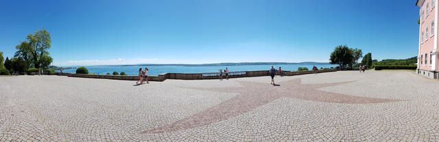 Breitbildfoto aufgenommen auf dem Kirchenplatz mit Blick auf den Bodensee