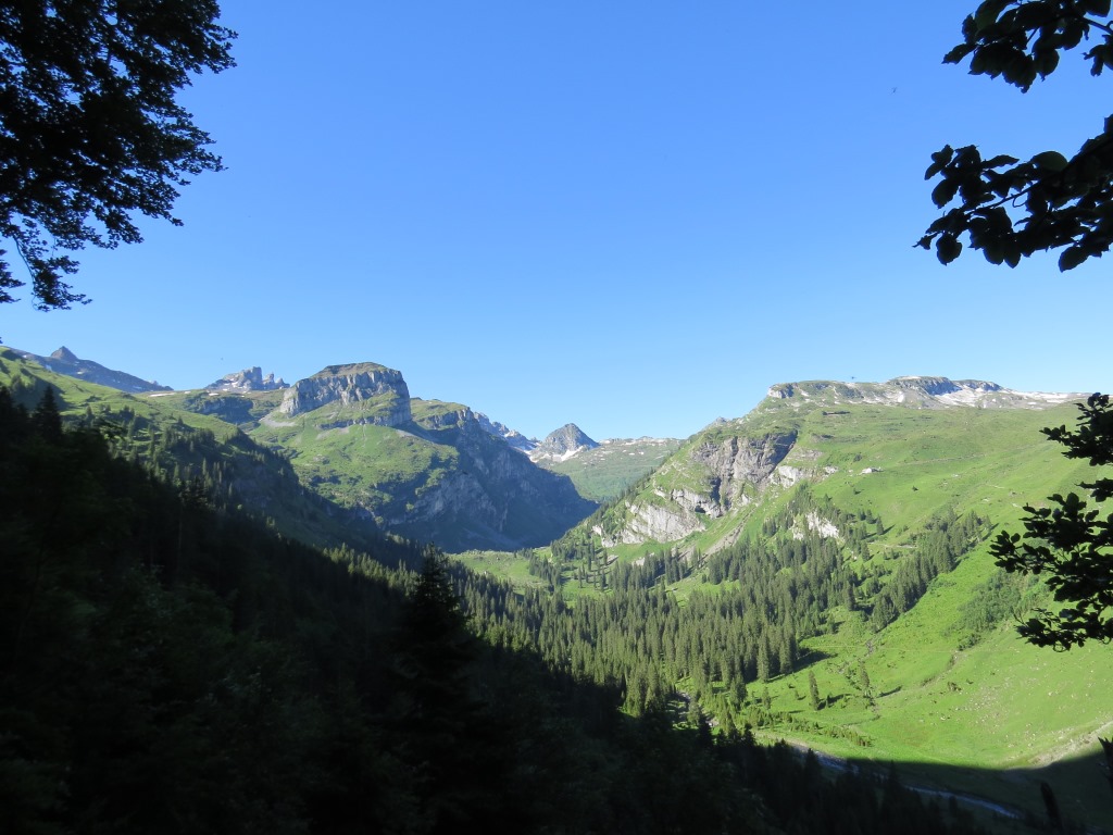 die Aussicht wird immer schöner. Blick Richtung Chinzig Kulm