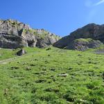 steil führt der Bergweg nun hinauf zu senkrechten Felswänden