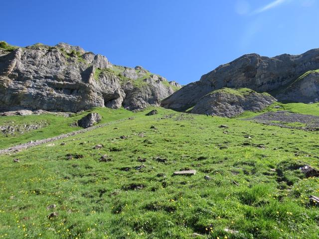 steil führt der Bergweg nun hinauf zu senkrechten Felswänden