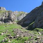 der Bergweg führt nicht ausgesetzt, geschickt durch diese steile Felswand