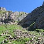 der Bergweg führt nicht ausgesetzt, geschickt durch diese steile Felswand