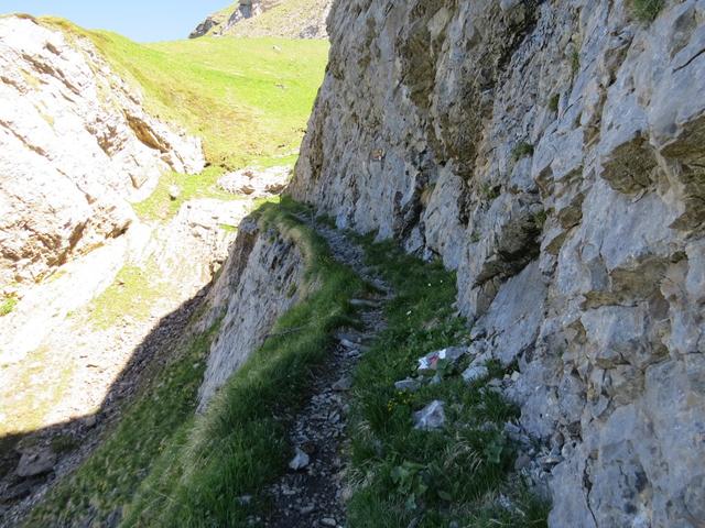 durch einen Durchlass zwischen den Felsen, laufen wir an Gedenktafeln von abgestürzten Wanderer vorbei