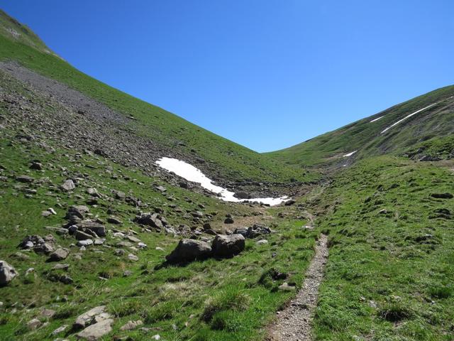 ostwärts über flaches Terrain weiter, erreichen wir kurz nach der Alphütte ein einsamer Wegweiser...