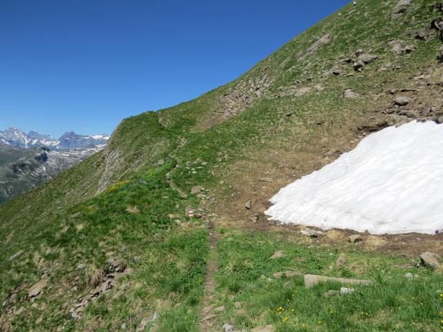 der Bergweg führt einen Bogen durch, und nun ist die allgemeine Marschrichtung links (nordwestlich)