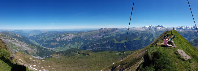 super schönes Breitbildfoto mit Blick ins Mittelland und in die Schwyzer Bergen