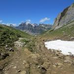 vorbei am Alpgebäude auf der Alp Obere Träsmeren 1979 m.ü.M...