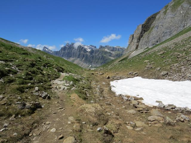 vorbei am Alpgebäude auf der Alp Obere Träsmeren 1979 m.ü.M...