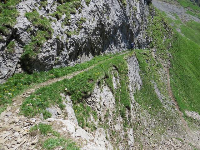 der Bergweg führt sehr gut angelegt, durch diesen Durchschlupf