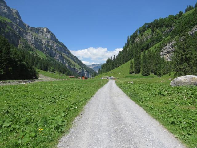 ...durchlaufen wir Punkt 1284 m.ü.M. und erreichen kurze Zeit später den Parkplatz