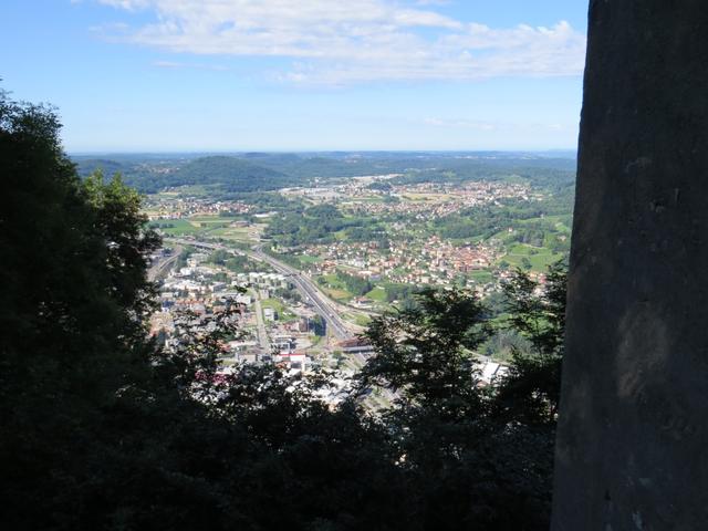 von den Stühlen des Grotto sieht man in direkter Falllinie 300m tiefer Mendrisio, und das ganze Mendrisiotto