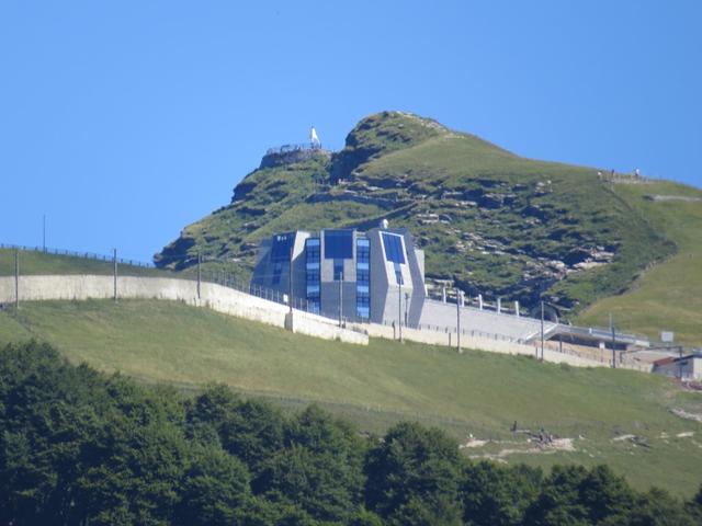 die neue Bergstation des Monte Generoso herangezoomt
