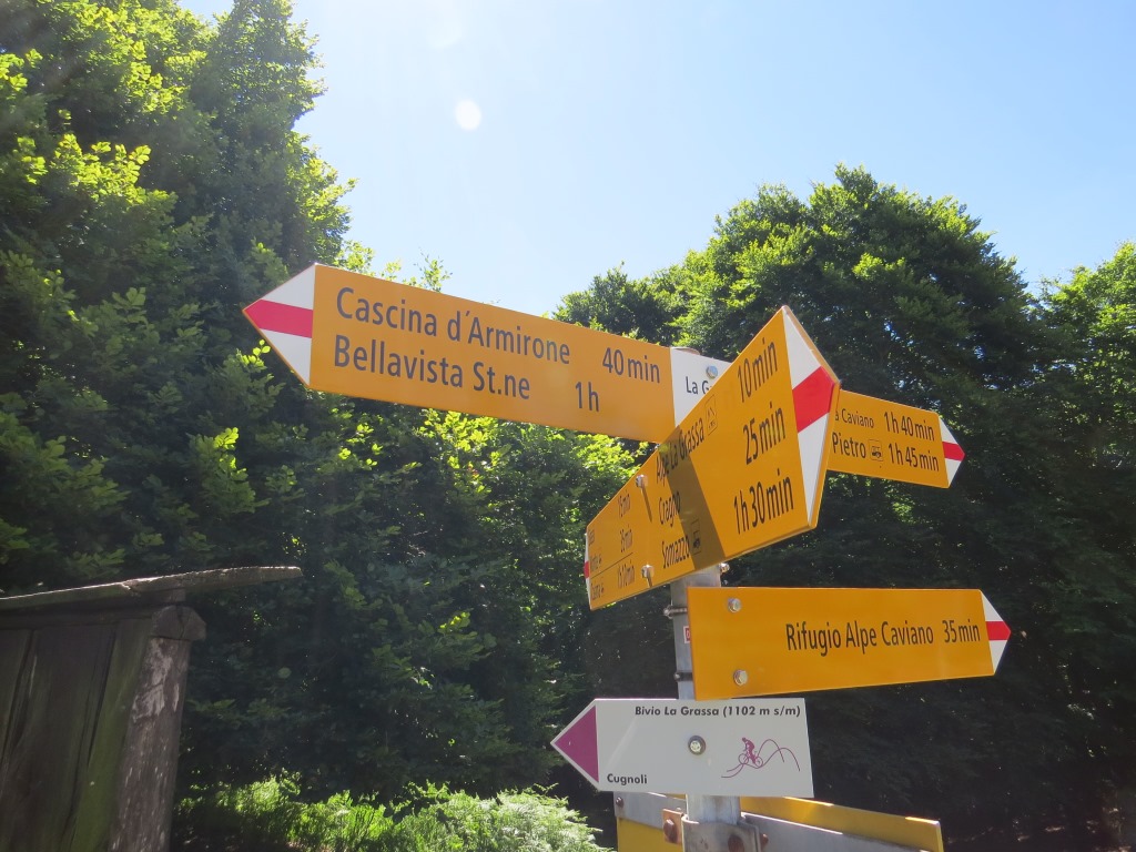 wir biegen links ab und laufen über die breite Kiesstrasse auf gleichbleibender Höhe weiter Richtung Bellavista