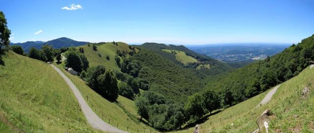 schönes Breitbildfoto bei Cascina d'Armirone, mit Blick ins Mendrisiotto