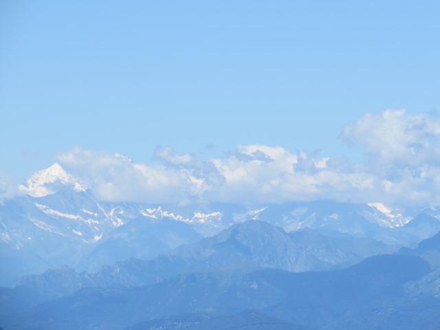 Blick in die Walliseralpen. Links ist das Täschhorn zu sehen