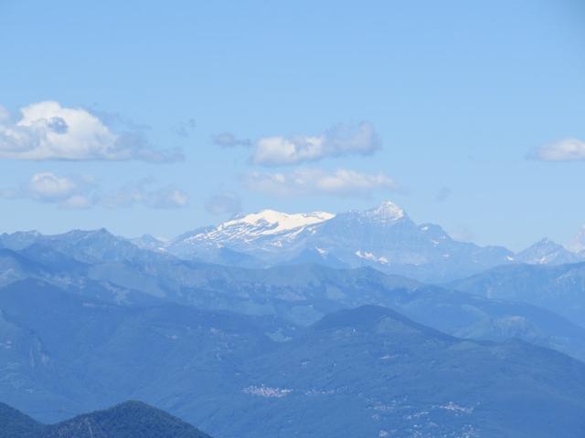 Blick zum Monte Leone mit Gletscher. Rechts davon das Bietschhorn