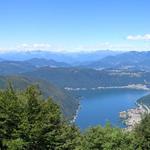 bei der kleinen Aussichtsterrasse mit Bänken, öffnet sich der Blick auf den Lago di Lugano