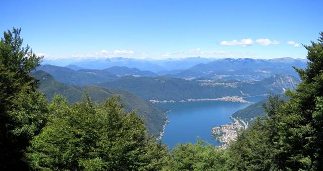 bei der kleinen Aussichtsterrasse mit Bänken, öffnet sich der Blick auf den Lago di Lugano