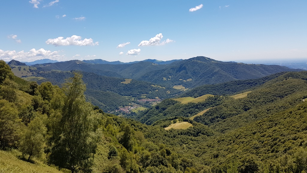 der Wald lichtet sich, und der Blick wird frei auf das Valle di Muggio