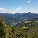 der Wald lichtet sich, und der Blick wird frei auf das Valle di Muggio