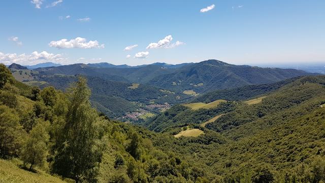 der Wald lichtet sich, und der Blick wird frei auf das Valle di Muggio