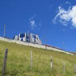 wir bleiben auf dem breiten Hauptweg und blicken hinauf zur Bergstation der Zahnradbahn