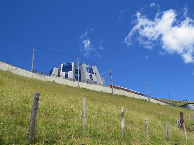 wir bleiben auf dem breiten Hauptweg und blicken hinauf zur Bergstation der Zahnradbahn