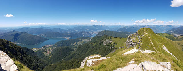 sehr schönes Breitbildfoto mit Blick auf den Lago di Lugano. Rechts der Baraghetto, den wir nachher besuchen werden