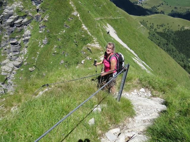 über die gut gesicherte Via ferrata Angelino geht es fast senkrecht abwärts