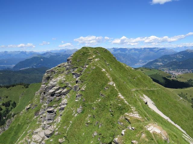 Blick hinüber zum Baraghetto. Kaum zu glauben das früher diese abschüssigen Flanken gemäht wurden