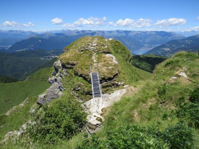 Blick vom ersten Gipfel des Baraghetto 1693 m.ü.M. hinüber zum zweiten Gipfel des Baraghetto