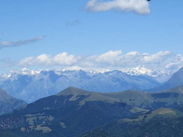 Blick hinüber zu den Eisriesen der Walliser Alpen