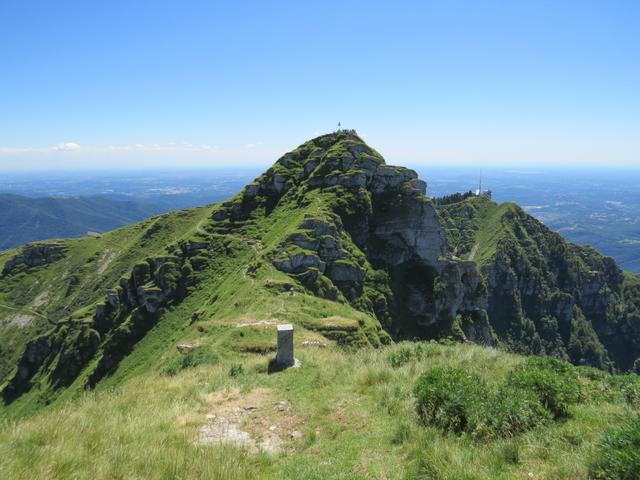 alles dem breiten Kamm und der Grenze entlang, wandern wir wieder zurück Richtung Monte Generoso