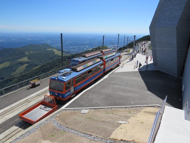 bei der neu erstellten Bergstation, nehmen wir den Zug der uns nach San Nicolao hinunterfährt