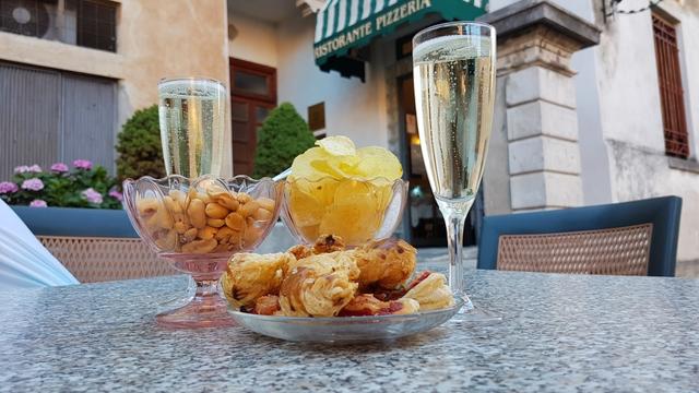 in Viggiù in der Pizzeria La Ghironda haben wir einen Aperitivo zu uns genommen