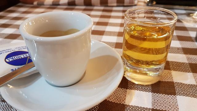 am Schluss ein Kaffee begleitet von einem Grappa